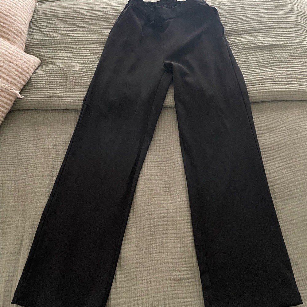 Elegant Black Wide Leg Pants with Streamlined Silhouette